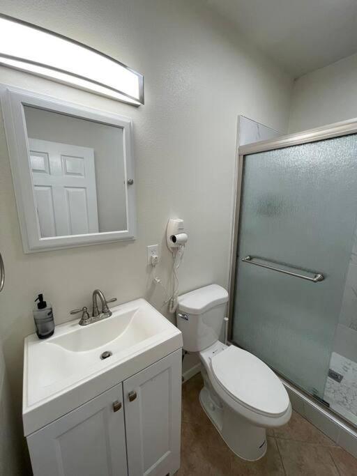 Brand New 2Br Cute Blue Led In North Fresno Leilighet Eksteriør bilde