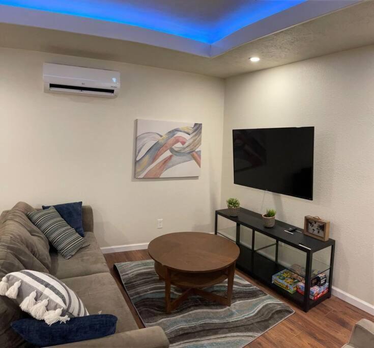 Brand New 2Br Cute Blue Led In North Fresno Leilighet Eksteriør bilde